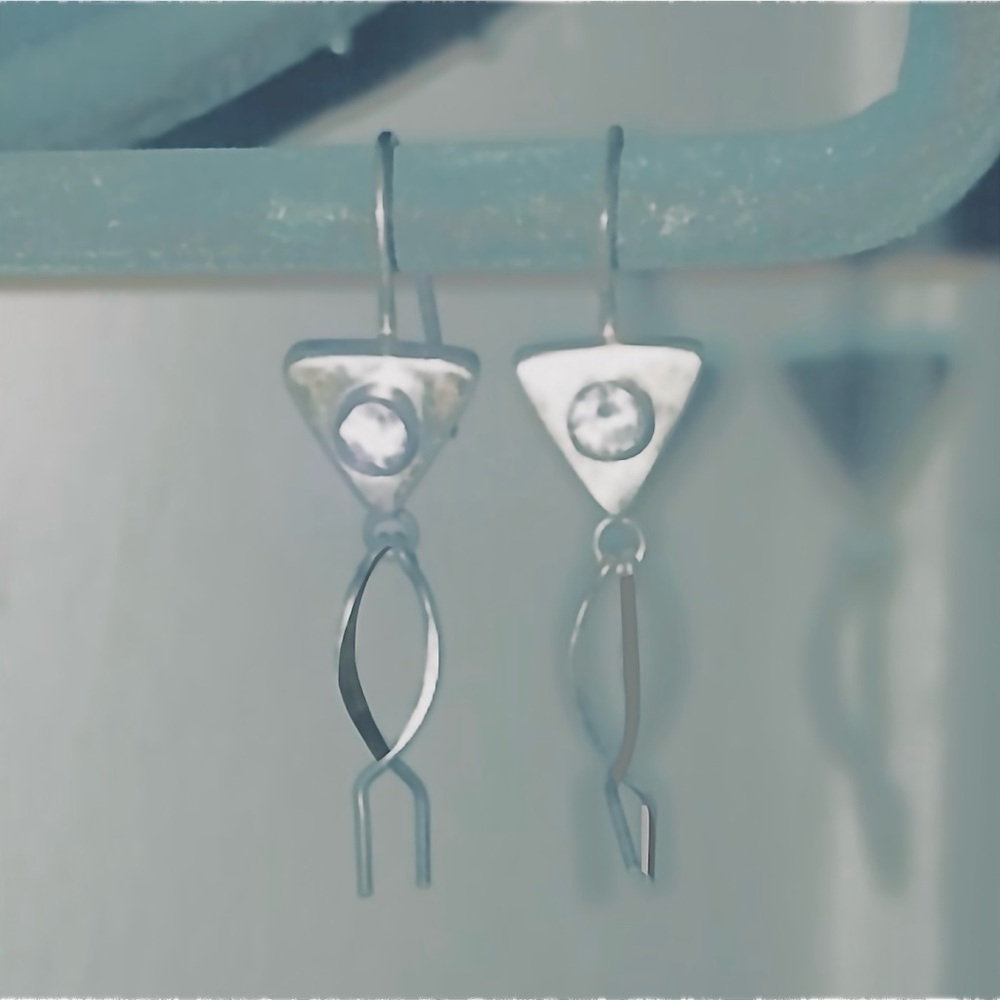 “Fishtail” Crystal Triangle Abstract Geometric Oc… - image 5